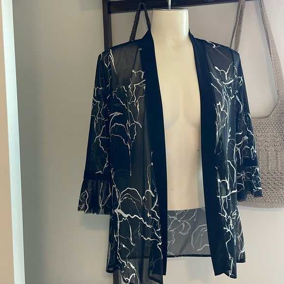 Lauras black &white floral Kimono with with 3/4 sleeves & flared cuffs shrug . - Picture 2 of 8